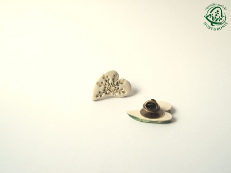 Keramická brošňa - čierna snehová vločka na srdci